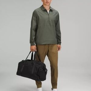 Lululemon commend the dry duffle bag